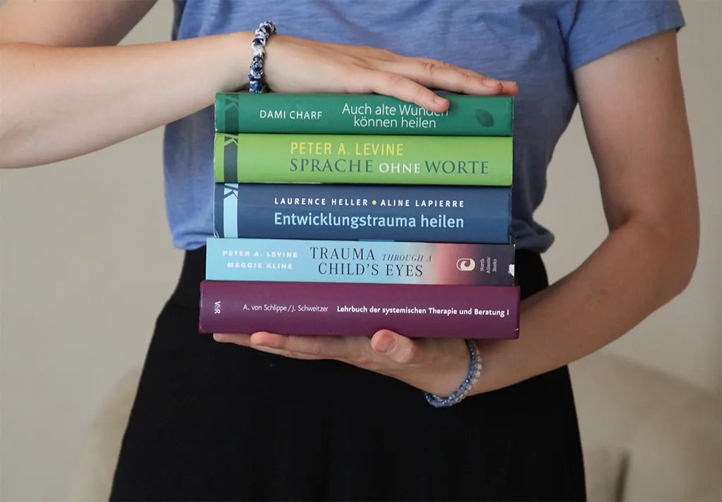 Aurora Jablonski mit Fachliteratur